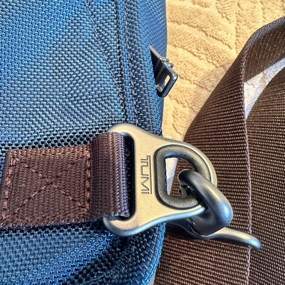 Tumi Alpha Bravo Sling - Used - Picture 7 of 11